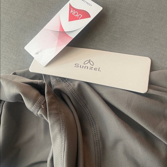 Sunzel Maternity High Waisted Over the Belly Bike Shorts XS (Maternity) - Picture 4 of 5